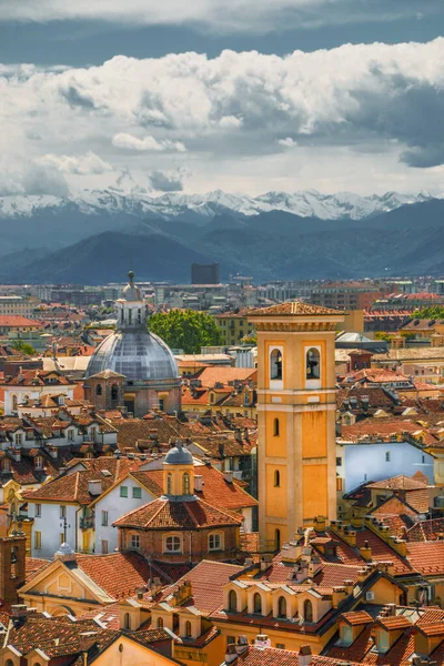 Bellissimo paesaggio urbano di Torino su uno sfondo di montagne — Foto Stock