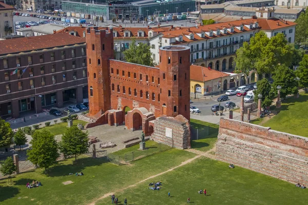 Pfalztor - das Tor des Pfalzhafens - das antike Stadttor in Turin. — Stockfoto