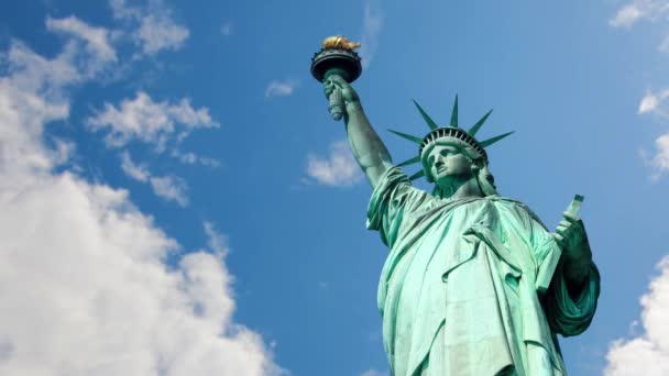 Estatua Libertad Los Contra Cielo Las Nubes — Vídeo de stock