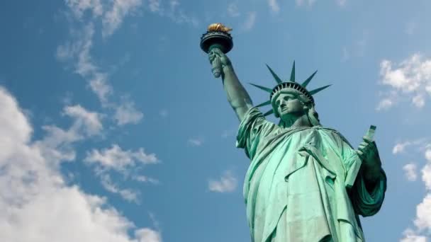 Άγαλμα Της Ελευθερίας Στις Ηπα Κατά Τον Ουρανό Και Σύννεφα — Αρχείο Βίντεο
