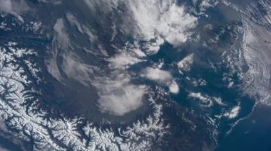 Bir uzay istasyonundan alınan, dünya yüzeyinde bir uçuş. Bu videonun elementleri Nasa tarafından döşenmiştir.