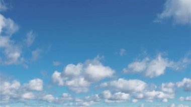 Gökyüzündeki bulutların yavaş hareketi, zaman atlaması