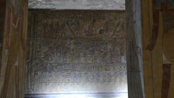 Luxor, Egypt - January 2020: tourists visiting the tomb KV14, the tomb of the Egyptian pharaoh Tausert and her successor Setnakhtu, Valley of the Kings — Stock Video