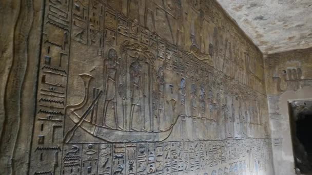 Луксор, Египет - январь 2020 года: туристы посещают гробницу KV14, гробницу египетского фараона Таусерта и ее преемника Сетнахту, Долину царей — стоковое видео