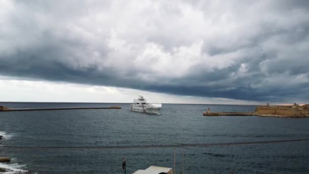 Malta, Valletta - styczeń 2020 r.: Włoski liniowiec wpływa do portu Valleta — Wideo stockowe