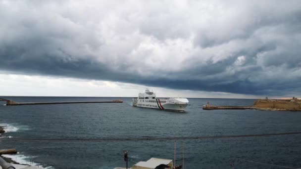 Malta, La Valeta - Enero 2020: Un transatlántico italiano entra en el puerto de La Valeta — Vídeos de Stock