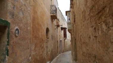Mdina 'nın eski şehrinde yürü, Malta