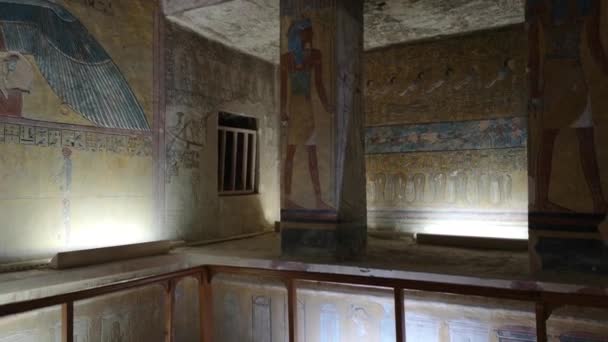 Luxor, Egypt - January 2020: tourists visiting the tomb KV14, the tomb of the Egyptian pharaoh Tausert and her successor Setnakhtu, Valley of the Kings — Stock Video