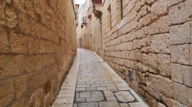 Mdina 'nın eski şehrinde yürü, Malta