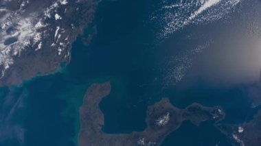 Bir uzay istasyonundan alınan, dünya yüzeyinde bir uçuş. Bu videonun elementleri Nasa tarafından döşenmiştir