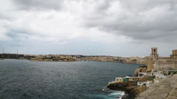 Malta Kıyısı Deniz Feneri Valleta Limanına Giden Gemi — Stok video