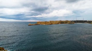 Malta kıyısı, deniz feneri ve Valleta limanına giden gemi.