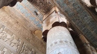 Dendera Tapınağı 'nın ya da Hathor Tapınağı' nın güzel iç kısımları. Mısır, Dendera, Eski Mısır tapınağı Ken şehri yakınlarında..
