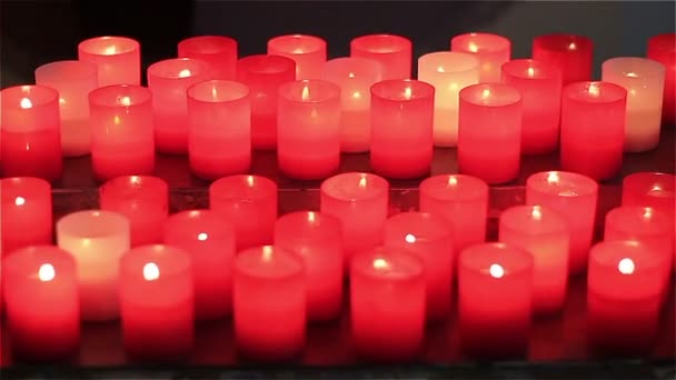 Un rayo de luz. velas rojas en la iglesia — Vídeo de stock