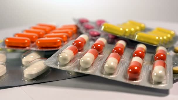 Um conjunto de vários comprimidos e cápsulas em blisters — Vídeo de Stock