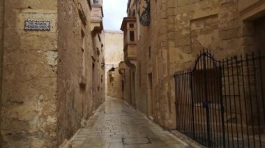 Mdina 'nın eski şehrinde yürü, Malta