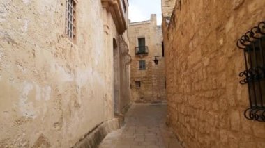 Mdina 'nın eski şehrinde yürü, Malta