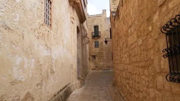 Promenad i den gamla staden Mdina, Malta — Stockvideo