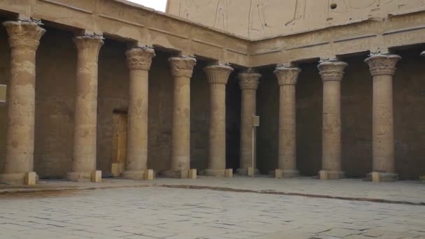 Ruinerna av det antika templet Horus i Edfu, Egypten — Stockvideo