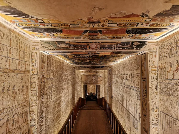 KV9, Kings 'Valley No. 9, Memnon 'un mezarı, 20. hanedanlıktan firavunların mezarı Ramses V ve Ramses VI.