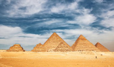 Giza, Kahire, Mısır 'daki Antik Büyük Piramitler.