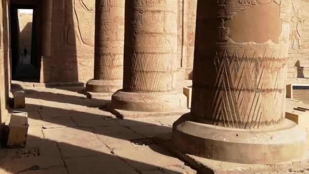 Ruinerna av det antika templet Horus i Edfu, Egypten — Stockvideo