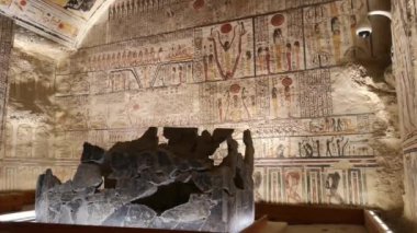 Luxor, Mısır - Ocak 2020: KV9, Kings Valley No. 9, Memnon 'un mezarı, 20. hanedanlıktan firavunların mezarı Ramses V ve Ramses VI..