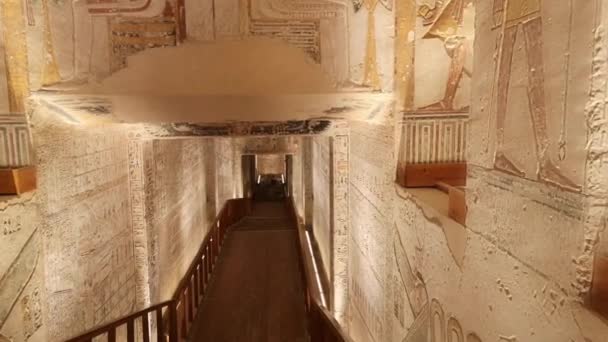 Luxor, Egypte - januari 2020: KV9, Kings Valley No. 9, Graf van Memnon, graf van de farao 's uit de 20e dynastie: Ramses V en Ramses VI. — Stockvideo