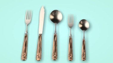 Hafif arka planda çelik çatal bıçak takımı, rotasyon. 3B görüntüleme