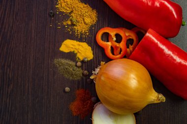 Sebze ve koyu ahşap zemin üzerine baharat. Vejetaryen yiyecekler, sağlıklı pişirme kavramı