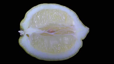 Kesip sarı limon - makro yakın çekim bir siyah arka plan üzerinde görünümü