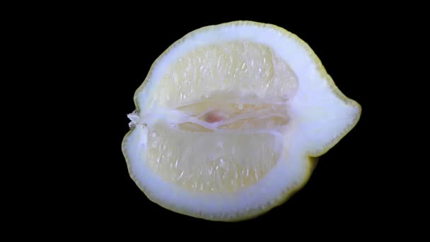 Cut Yellow Lemon Макро Закрыть Вид Чёрном Фоне — стоковое видео