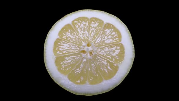 Cut Yellow Lemon Macro Vista Vicino Sfondo Nero — Video Stock