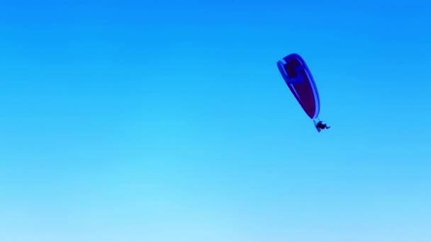 Paraglider Med Motor Flugor Den Blå Himlen Flyger Turbulens — Stockvideo