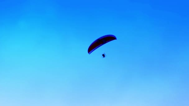 Parapente Com Moscas Motor Céu Azul Voando Turbulência — Vídeo de Stock