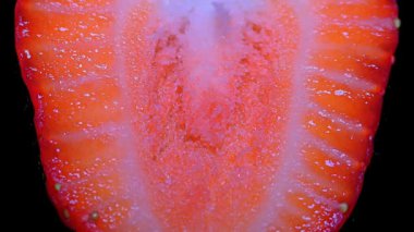 Taze çilek yakın siyah arka plan üzerinde ayrıntı, kes.