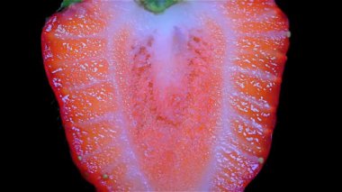 Taze çilek yakın siyah arka plan üzerinde ayrıntı, kes.