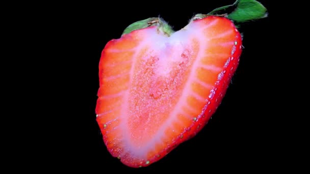 Fraise Fraîche Coupée Sur Fond Noir Gros Plan Détail — Video