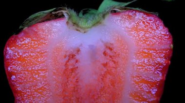 Taze çilek yakın siyah arka plan üzerinde ayrıntı, kes.