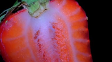 Taze çilek yakın siyah arka plan üzerinde ayrıntı, kes.