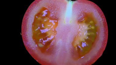 Siyah arka plan üzerinde - rotasyon izole domates kesmek