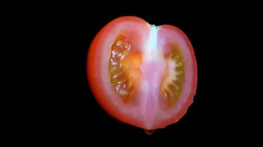 Siyah arka plan üzerinde - rotasyon izole domates kesmek