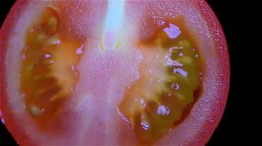 Siyah arka plan üzerinde - rotasyon izole domates kesmek