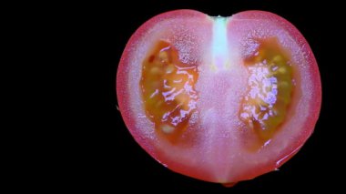 Siyah arka plan üzerine izole domates kesmek