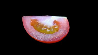 Siyah arka plan üzerine izole domates kesmek