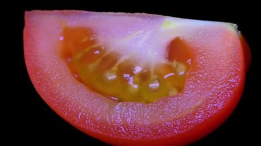 Siyah arka plan üzerinde - rotasyon izole domates kesmek