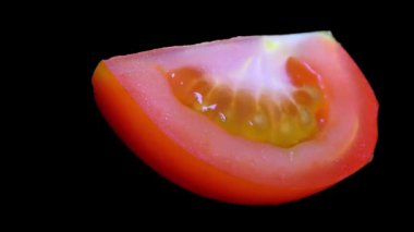 Siyah arka plan üzerinde - rotasyon izole domates kesmek