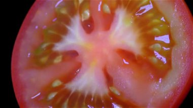 Siyah arka plan üzerinde - rotasyon izole domates kesmek