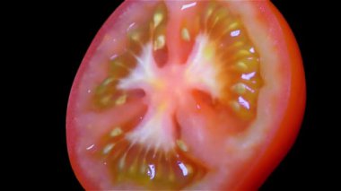 Siyah arka plan üzerinde - rotasyon izole domates kesmek