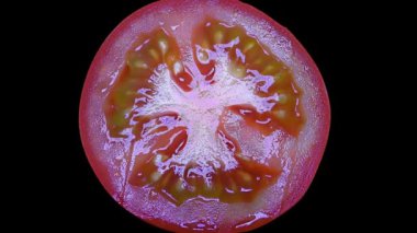 Siyah arka plan üzerine izole domates kesmek 